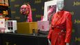 Los recuerdos de la gira Motomami de la cantante española Rosalía se exhiben en Juliens Auctions en Gardena, California, el 3 de abril de 2023. La subasta comienza el 24 de abril de 2023. Las ganancias se destinarán a la Fundación Antonio Gala, una organización española sin fines de lucro que transforma las vidas de jóvenes creadores a través de la educación musical.