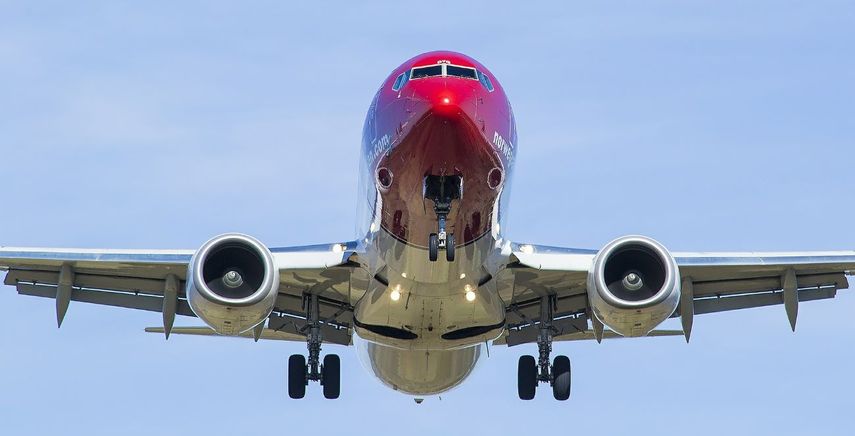 Un avión de la compañía Norwegian despega.
