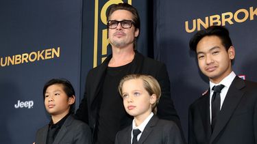 El actor Brad Pitt junto a tres de sus hijos.