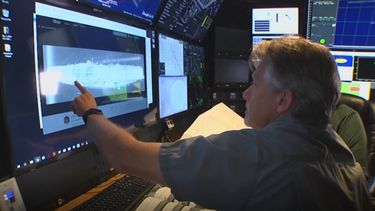 Rob Kraff, uno de los investigadores de aguas profundas que trabaja en la búsqueda de barcos hundidos durante la Segunda Guerra Mundial, señala la pantalla donde aparece el portaaviones japonés en las profundidades del Océano Pacífico.