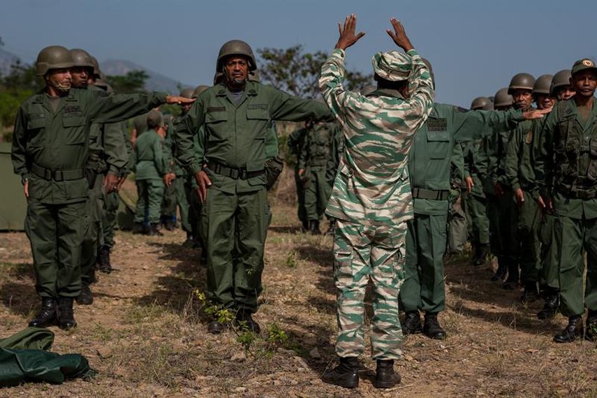 El anuncio de los ejercicios fue hecho por Maduro un día después de su decisión de decretar un estado de excepción y emergencia económica que le daría el poder suficiente para, entre otros asuntos, hacer frente a un supuesto golpe de Estado en su con