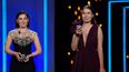 La directora rumana Alina Grigore (derecha) y la productora rumana Gabi Suciu reciben el premio Concha de Oro a la Mejor película por Luna azul&nbsp;durante la ceremonia de clausura del 69 Festival de Cine de San Sebastián, el 25 de septiembre de 2021.