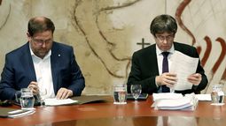 El presidente de la Generalitat, Carles Puigdemont, y su vicepresidente,&nbsp;Oriol Junqueras.