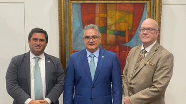 Orlando Gutierrez, presidente de la Asamblea de Resistencia Cubana, junto con  el Ministro de Presidencia de Panamá Juan Carlos Orillac y el presidente de UPLA, Julian Obiglio.