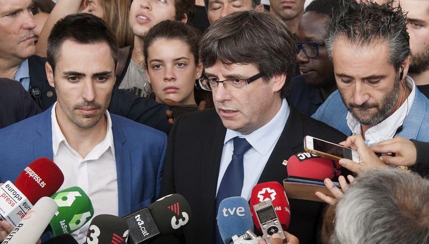 El presidente de la Generalitat, Carles&nbsp;Puigdemont, habla a los medios de prensa durante la realización del referendo independentista en Cataluña.