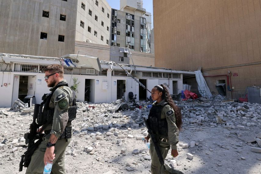 Soldados iraelíes caminan por zonas del hospital Soroka, en el sureste de la ciudad de Beersheba, después que el centro de salud fuera impactados por varios misiles lanzadas por el régimen iraní.&nbsp;&nbsp;