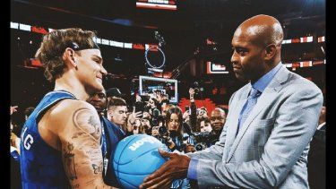 La leyenda de la NBA, Vince Carter le entrega el balón al tres veces campeón de la competencia de clavadas en años consecutivos, Mac McClung&nbsp;