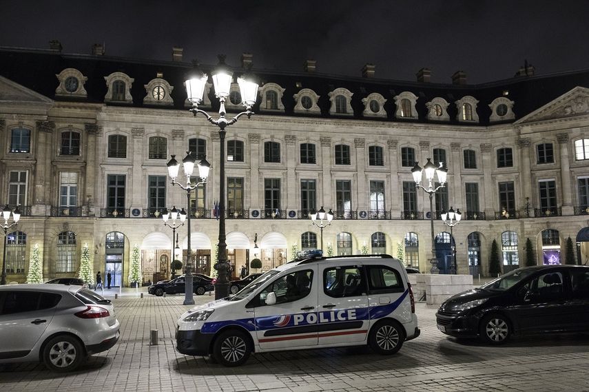 Una patrulla de la Policía permanece estacionada en frente de la entrada principal del Hotel Ritz tras el robo de un botín valorado en al menos cuatro millones de euros este miércoles 10 de enero de 2018, en París, Francia.