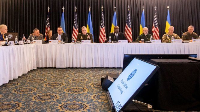 El secretario de Defensa de Estados Unidos Lloyd Austin (centro) junto a los ministros y miembros de la OTAN reunidos con el ministro de Defensa, en la Base Aérea, en Alemania, el 21 de abril de 2023. &nbsp; &nbsp;