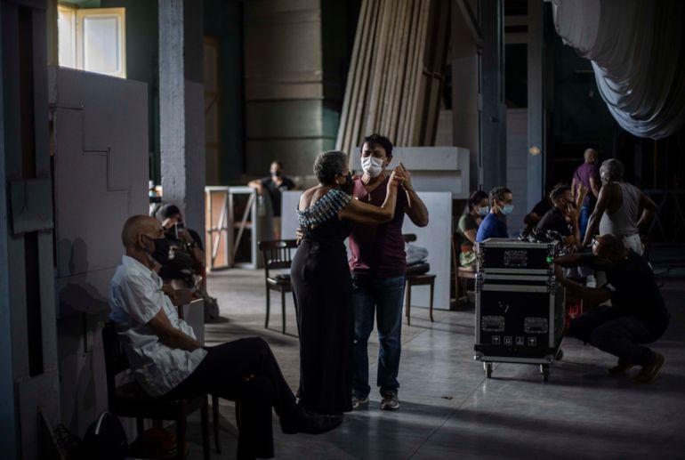 Una pareja baila danzón durante un ensayo con la Orquesta Failde en Matanzas, Cuba, el sábado 2 de octubre de 2021. El danzón comenzó en la ciudad a fines del siglo XIX y se convirtió en el baile nacional de Cuba, extendiéndose a otros países de la región. 