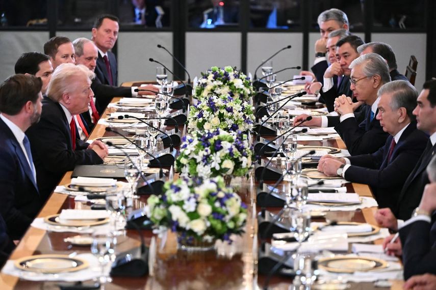 El presidente Donald Trump (segundo desde la izquierda) habla durante una cena con líderes de Asia Central en la Sala Este de la Casa Blanca en Washington, DC, el 6 de noviembre de 2025.