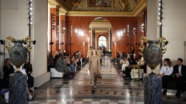 Una modelo presenta una creación de Louis Vuitton para la colección de prêt-à-porter femenina primavera-verano 2026 en el marco de la Semana de la Moda de París, en París, el 30 de septiembre de 2025. 