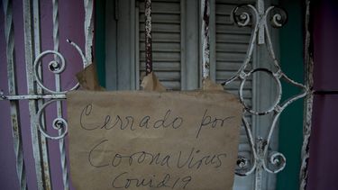 Un cartel de Cerrado por coronavirus COVID-19 cuelga de la reja de un negocio en La Habana, Cuba, en abril de 2020.&nbsp;