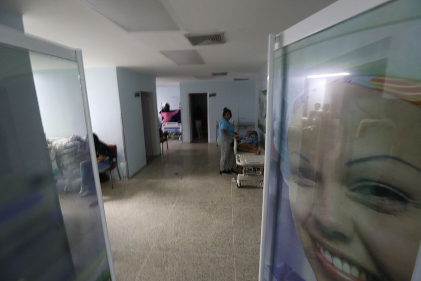 Un grupo de pacientes y sus familiares aguardan en la sala de una clínica afectada por el apagón en Caracas.&nbsp;