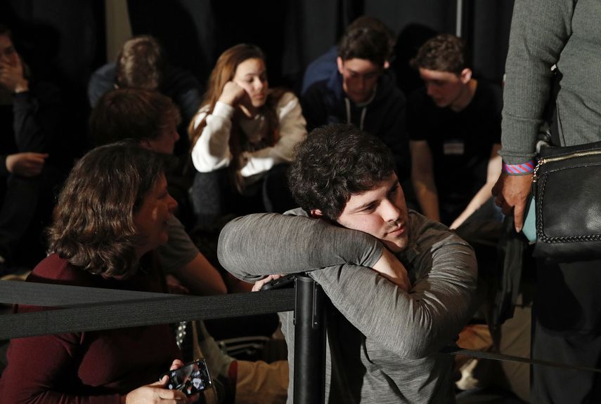 Gente esperando por los resultados de los caucus de Iowa en Des Moines, Iowa, el 3 de febrero del 2020.&nbsp;