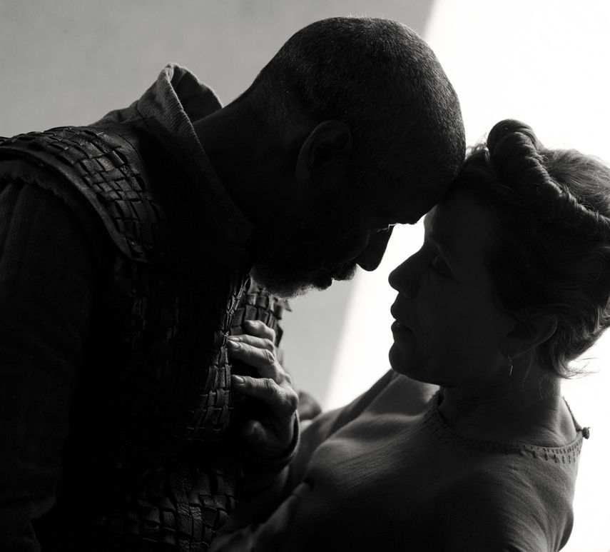 En esta imagen, proporcionada por Apple, Denzel Washington, izquierda, y Frances McDormand en una escena de The Tragedy of Macbeth, del director Joel Coen, que se estrena en el Festival de Cine de Nueva York.