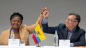 El presidente electo de Colombia, Gustavo Petro, a la derecha, y su compañera de fórmula, Francia Márquez, se dan la mano durante una ceremonia que certifica su victoria electoral, en Bogotá, Colombia, el jueves 23 de junio de 2022.