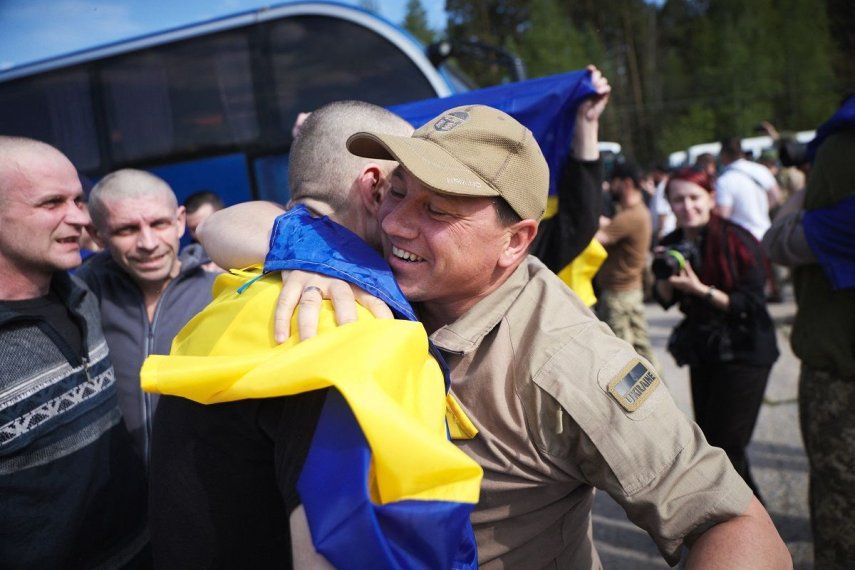 Esta fotografía, tomada y difundida por el servicio de prensa presidencial ucraniano el 23 de mayo de 2025, muestra a prisioneros de guerra ucranianos reaccionando y celebrando tras el intercambio.&nbsp;&nbsp; &nbsp;
