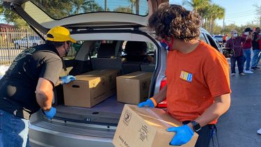 Distribución de alimentos para afrontar las pérdidas por la pandemia de COVID-19.