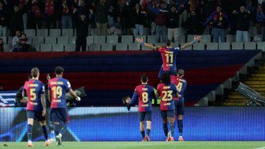 El delantero brasileño #11 del Barcelona, Raphinha, celebra el tercer gol de su equipo durante el partido de vuelta de los octavos de final de la UEFA Champions League entre el FC Barcelona y el SL Benfica en el Estadi Olimpic Lluis Companys en Barcelona el 11 de marzo de 2025.&nbsp;