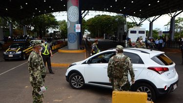 Militares bloquean el Puente de la Amistad en Ciudad del Este, Paraguay, en la frontera con Brasil, el 18 de marzo de 2020.