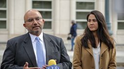 El abogado de El Chapo, Eduardo Balarezo&nbsp; , habla con los periodistas al final de una audiencia hoy, miércoles 8 de noviembre de 2017, en las afueras de un tribunal en Brooklyn.&nbsp;