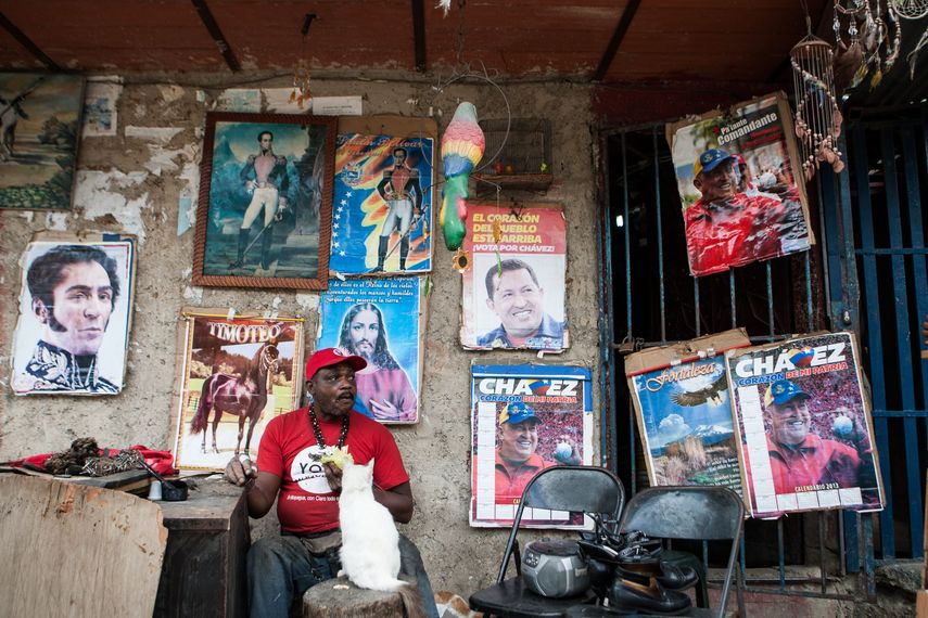 El analista político y profesor universitario Luis Salamanca dijo que cuando Chávez murió, sus seguidores pretendieron convertirlo en un icono de la patria.