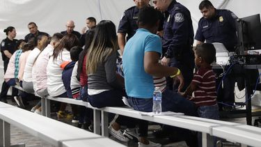 En esta imagen del 17 de septiembre de 2019, migrantes que solicitan asilo en Estados Unidos pasan por la zona de revisi&oacute;n en un nuevo juzgado de carpas en la Instalaci&oacute;n de Audiencias Migratorias del Protocolo de Protecci&oacute;n a Migrantes, en Laredo, Texas.&nbsp;