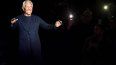El diseñador Giorgio Armani despide el desfile en Milán de su colección masculina otoño-invierno 20-21.&nbsp;
