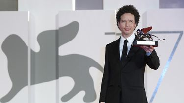 El director mexicano Michel Franco posa con el León de Plata, el premio del jurado, por su película &ldquo;Nuevo Orden&rdquo; en la ceremonia de clausura de la 77&ordf; edición del Festival de Cine de Venecia.&nbsp;
