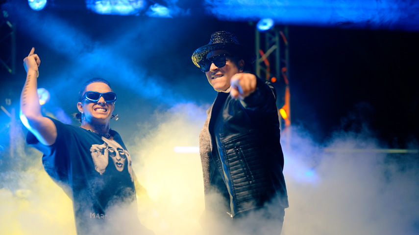 Afro Criollo y Sixto Rein cantan el tema Ella baila sola.