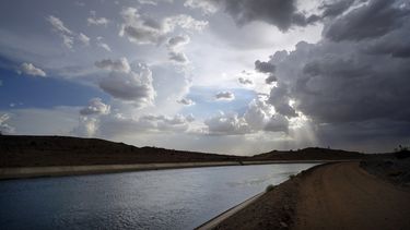 Vista del canal All-American, el 13 de agosto de 2022, cerca de Winterhaven, California. El canal transporta agua desde el río Colorado hasta el Valle Imperial.