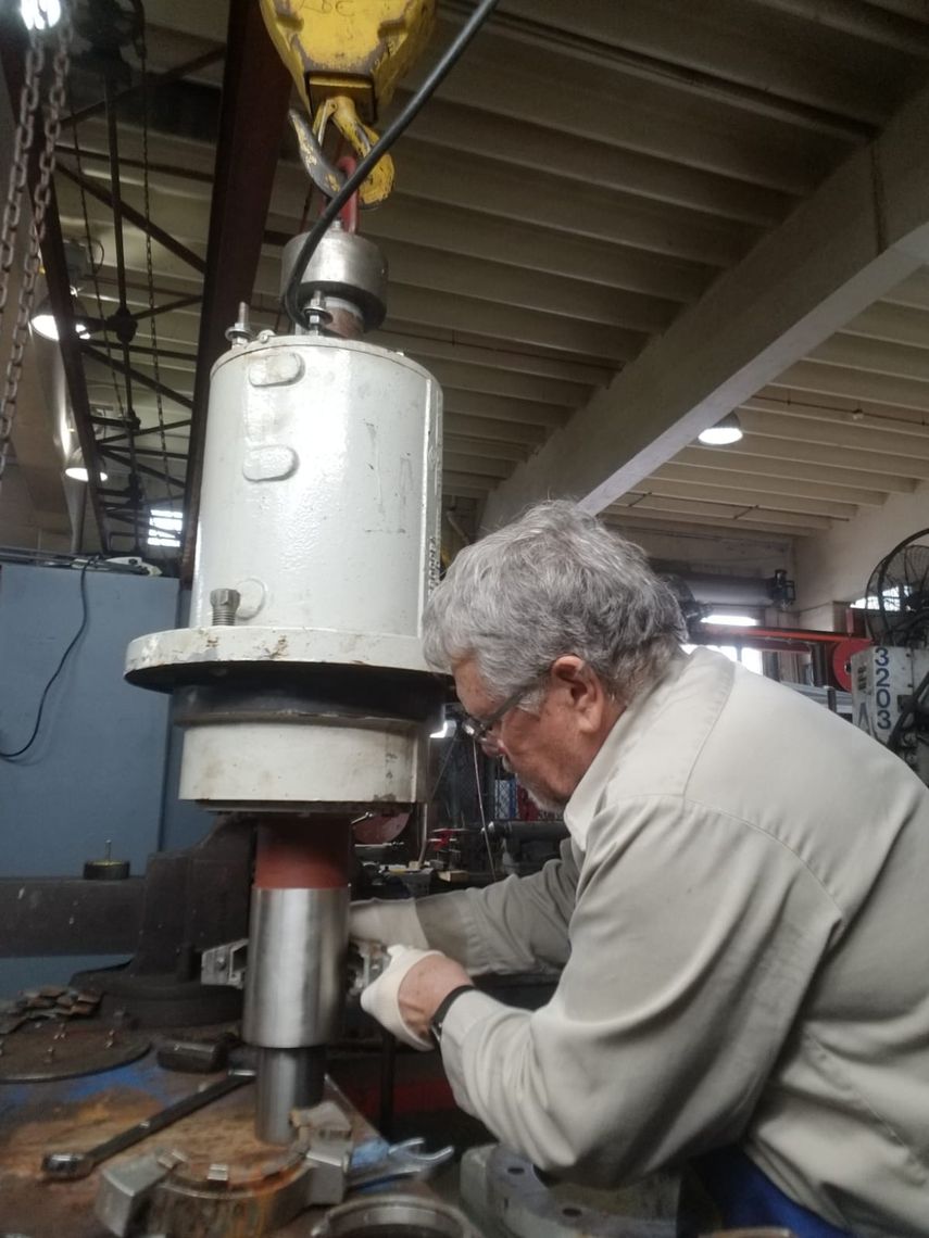 Leo Castillo trabaja en uno de los talleres de Miami-Dade destinados a reparar las bombas de las estaciones de sistema de agua y alcantarillado.