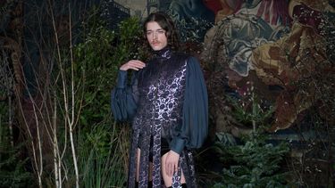 Será su tercer desfile en París, un regreso esperado después de su última pasarela en Nueva York, el pasado febrero, y una forma de acercarse a su manifestado sueño de dirigir una gran casa de costura en la capital de la moda.