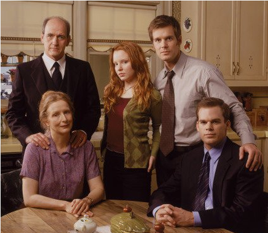 Los actores Lauren Ambrose, Frances Conroy, Michael C. Hall, Richard Jenkins, and Peter Krause en Six Feet Under. (IMDB)