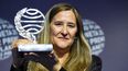 Luz Gabas, ganadora del Premio Planeta 2022 de España, recibe el trofeo por su novela Lejos de Luisiana, escrita bajo el seudónimo Hoja de Fresno, durante la ceremonia de entrega de la 71ª edición del Premio Planeta, en Barcelona el 15 de octubre de 2022. 2022. &nbsp;