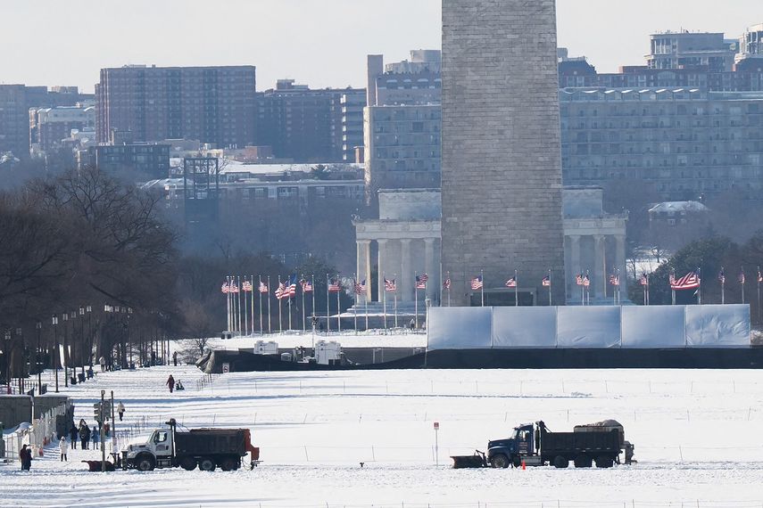 Las máquinas quitanieves circulan cerca del Monumento a Washington y el Monumento a Lincoln en el National Mall de Washington, D.C., el 26 de enero de 2026, tras una importante tormenta de nieve.