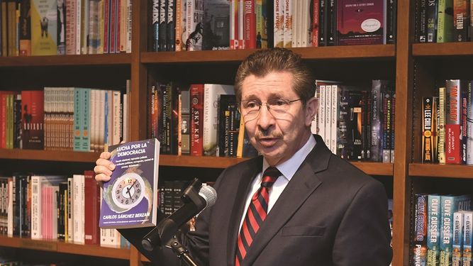 El autor del libro Lucha por la democracia, Carlos Sánchez Berzaín muestra su obra durante el bautizo de su obra (FOTOS: ALVARO MATA)