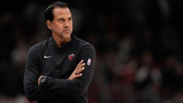 El entrenador del Heat de Miami, Erik Spoelstra, durante un partido de su equipo en contra de los Bulls de Chicago, el 9 de abril de 2025.