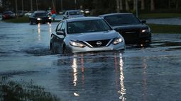 Las persistentes lluvias registradas en el sur de Florida en los últimos días motivaron la activación hoy de una advertencia de inundaciones en los condados de Palm Beach, Broward y Miami-Dade.