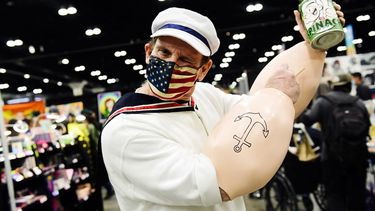Un cosplayer vestido como Popeye posa en la Comic Con de Los Ángeles 2021 en el Centro de Convenciones de Los Ángeles el 3 de diciembre de 2021 en Los Ángeles, California.&nbsp;