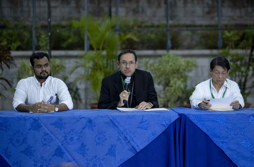El líder universitario y miembro de la Alianza Cívica por la Democracia y la Justicia Max Jerez (izq.), el nuncio apostólico Waldemar Stanislaw (cen.), y el canciller de Nicaragua Denis Moncada (der.), durente una rueda de prensa en Managua, Nicaragua.