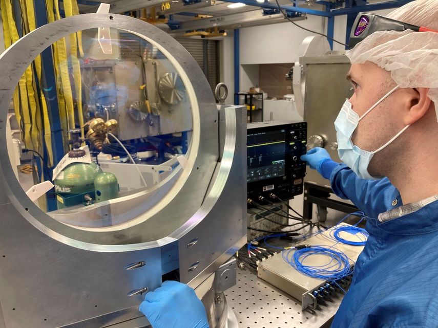 Andrew McKelvey, científico de la Universidad de Michigan, inspecciona una montura prototipo de espejo compatible con el vacío dentro de la instalación láser ZEUS el viernes 2 de septiembre de 2022, en Ann Arbor, Michigan.