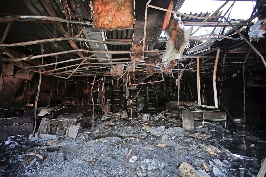 Los restos de un supermercado quemado y saqueado por manifestantes en Santiago, Chile, el lunes 21 de octubre de 2019.&nbsp;