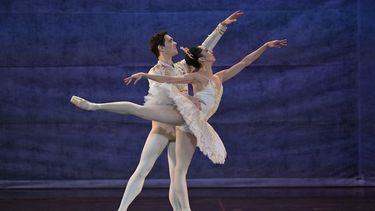 Diario las Américas | IBFM Ballet de Santiago 5 Katherine Rodriguez  Emmanuel Vazquez -Photo Simon Soong