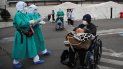 Varias personas que dieron positivo al coronavirus COVID-19 son trasladadas a tiendas en el exterior del hospital del Seguro Social para seguir su tratamiento, en Quito, Ecuador. Varias personas que dieron positivo al coronavirus COVID-19 son trasladadas a tiendas en el exterior del hospital del Seguro Social para seguir su tratamiento, en Quito, Ecuador.