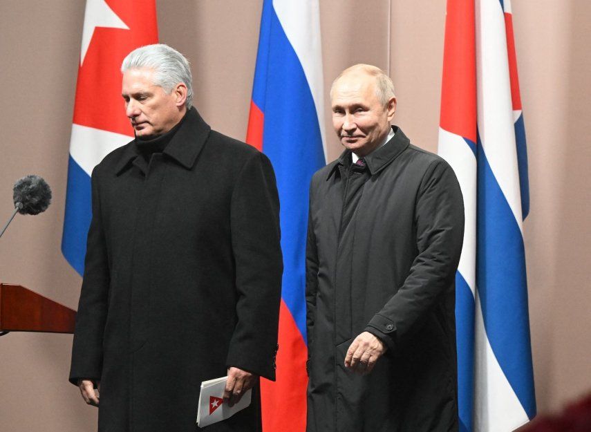 El gobernante cubano Miguel Díaz-Canel Bermúdez (i) y el mandatario ruso Vladimir Putin (derecha) salen después de la inauguración de un monumento al difunto líder cubano Fidel Castro en Moscú el 22 de noviembre de 2022.
