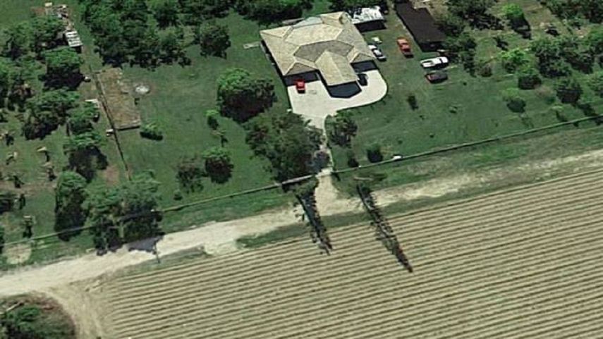 Los agentes de policía de Miami-Dade respondieron al 22650 Suroeste y la 274 calle, cerca del aeropuerto de aviación general Miami Homestead.&nbsp;El Detective de la policía de Miami-Dade, Alvaro Zabaleta, dijo que la disputa era entre dos vecinos.