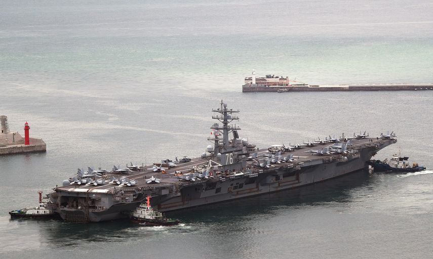 El portaaviones estadounidense USS Ronald Reagan sale de un puerto en Busan, Corea del Sur, el lunes 26 de septiembre de 2022. El portaaviones estadounidense y su grupo de combate iniciaron maniobras con buques surcoreanos ante la costa este de la Península de Corea en su primer ejercicio de esta clase en cinco años.&nbsp;