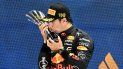 El piloto mexicano de Red Bull, Sergio Checo Pérez celebra con el trofeo de primer lugar en el GP de Singapur